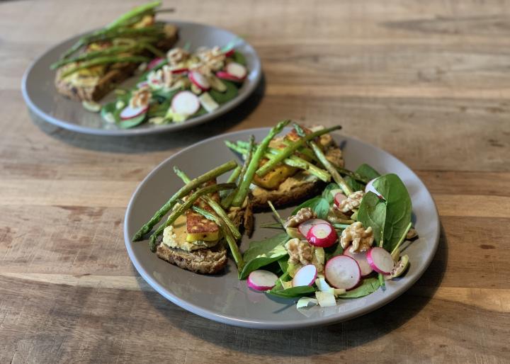 Geroosterd brood met hummus Geroosterd brood met hummus